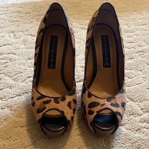 Used Steve Madden leopard 🐆 peep toe shoes 4 inch heel. size 6